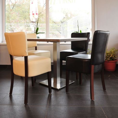 Dřevěné židle čalouněné.