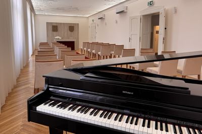 Židle, stohovatelné, čalouněné, lavice