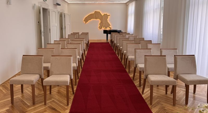 Židle, stohovatelné, čalouněné, lavice