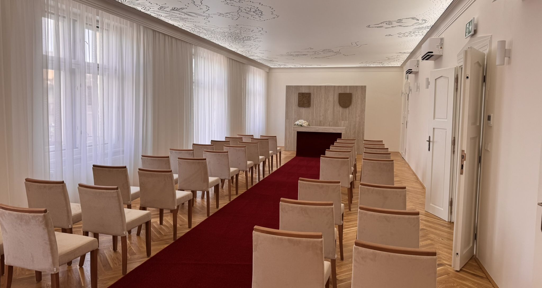 Židle, stohovatelné, čalouněné, lavice