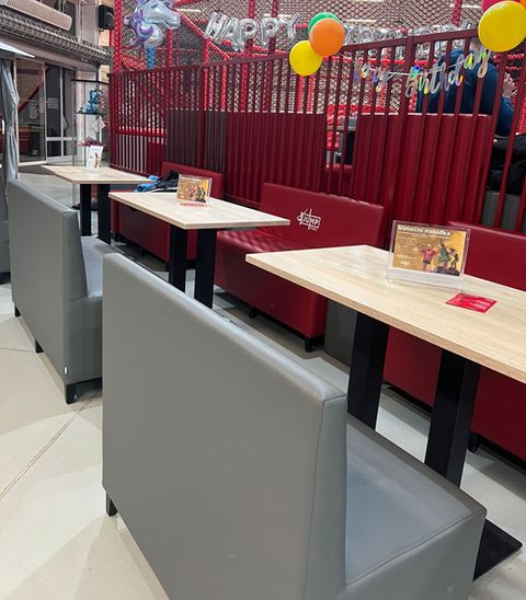 Čalouněná taburetka s opěrkou Čalouněný taburet s opěrkou dlouhý