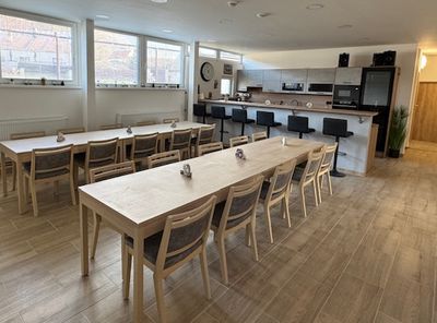 Židle a stoly do kulturního dom