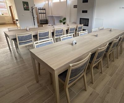 Židle a stoly do kulturního dom