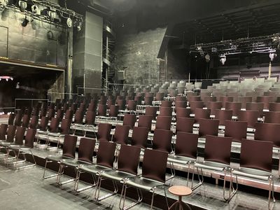 Kovové židle pro Národní divadlo