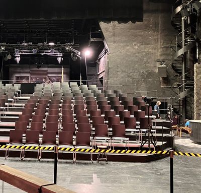 Kovové židle s možností stohování a pojování do řady