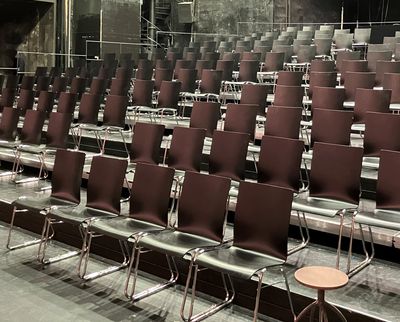 Kovové židle s možností stohování a pojování do řady