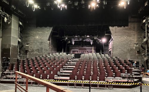 Čalouněné taburety s možností sestavování Kovové židle s možností stohování