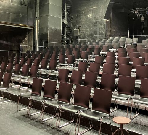 Kovové židle s možností stohování a spojování do řady. Kovové židle s možností stohování