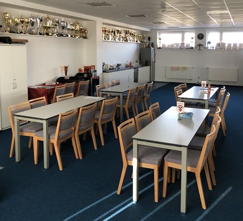 Dřevěné čalouněné židle pro zázemí pro městys  Nové Veselí