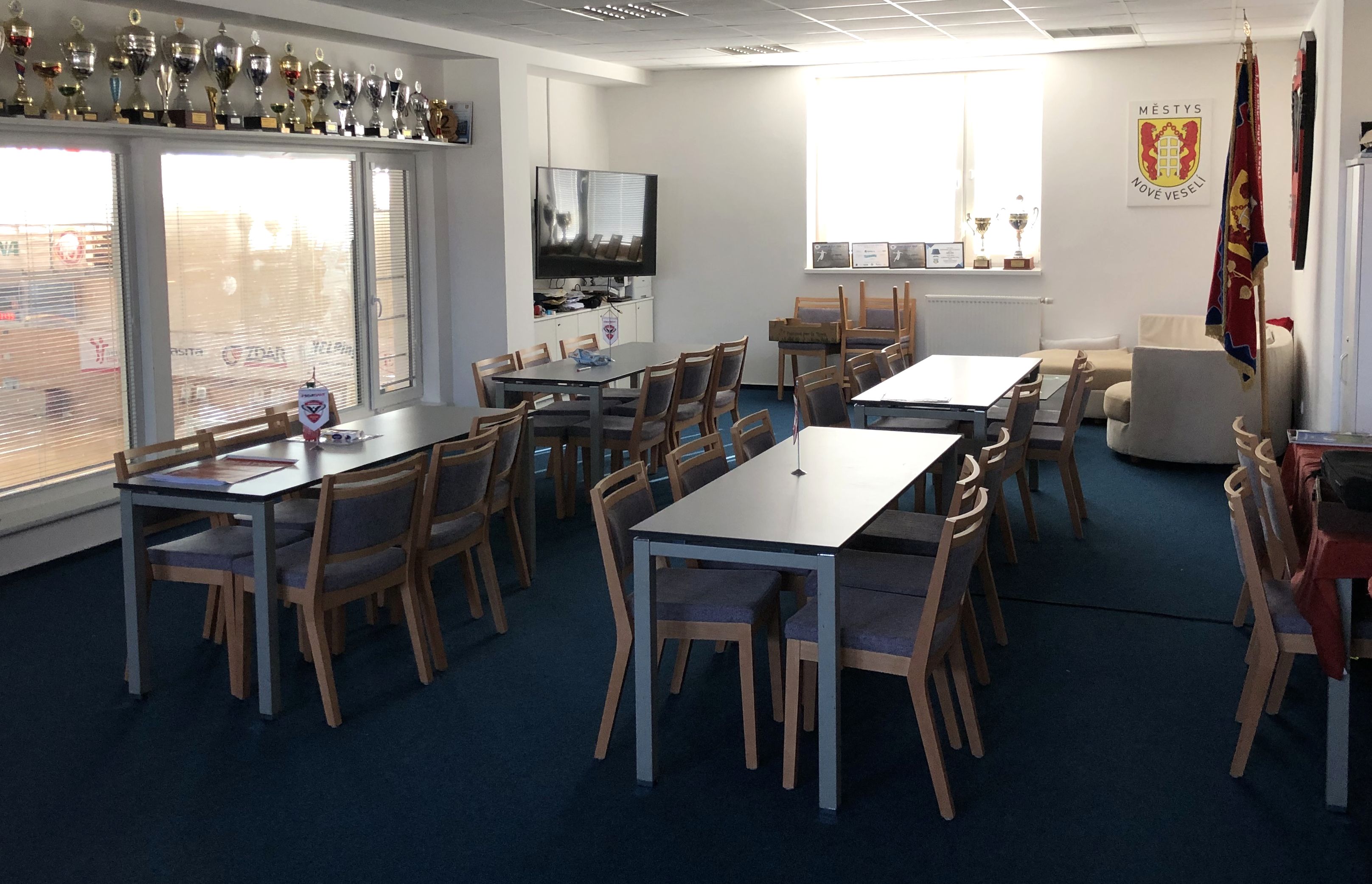 Dřevěné stohovatelné židle Leandro P ST pro kulturní domy/