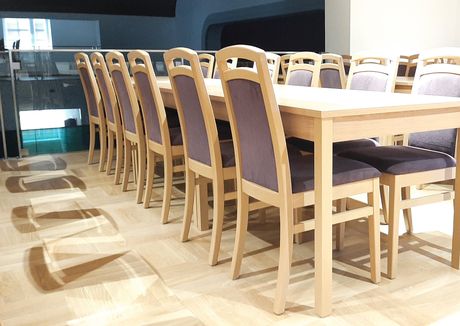 Židle a stoly pro kulturní domy 