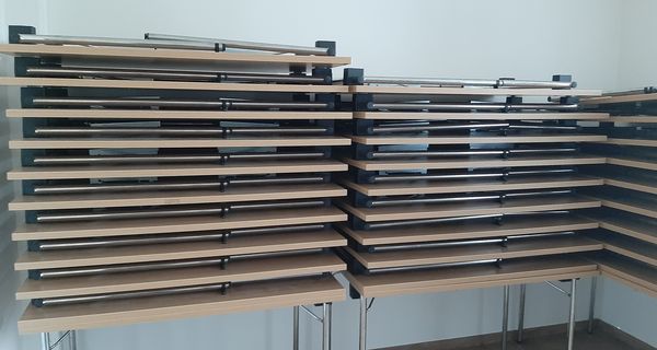 Kovoé stoly pro kulturní domy 