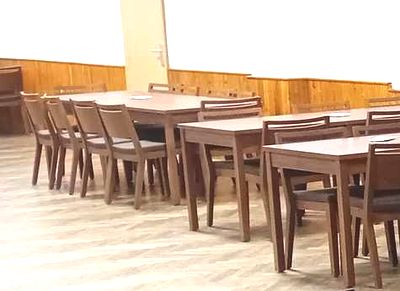 Židle a stoly do kulturního domu