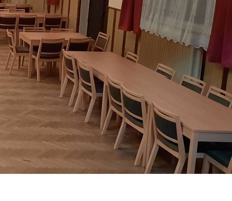 Stoly a židle pro obec Cebiv