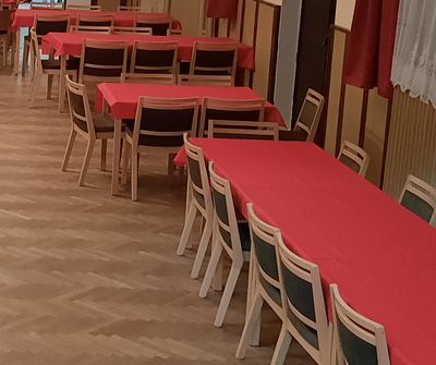 Čalouněné židle s možností stohování a stoly pro kulturní domy 