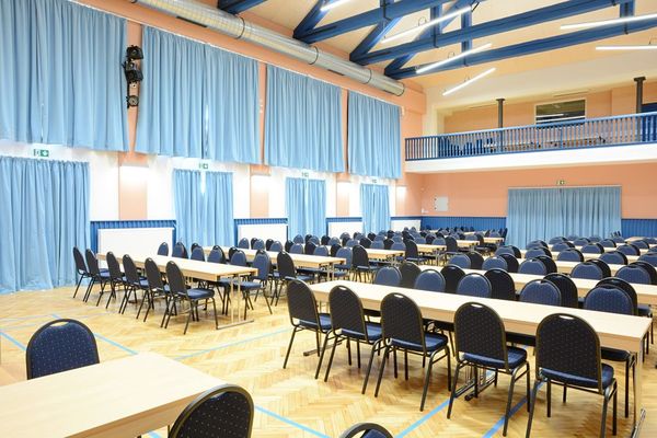 židle a stoly pro kulturní domy