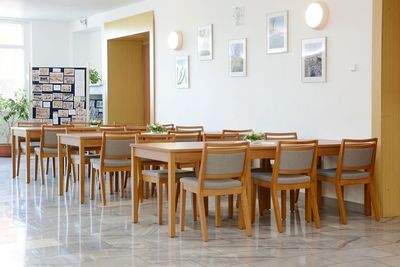 Stohovatelné čalouněné židle a stoly do kulturního domu