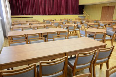 Stohovatelné čalouněné židle a stoly do kulturního domu