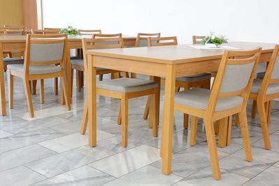 Stohovatelné čalouněné židle a stoly do kulturního domu