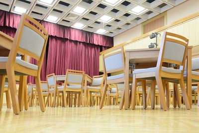 Stohovatelné čalouněné židle a stoly do kulturního domu