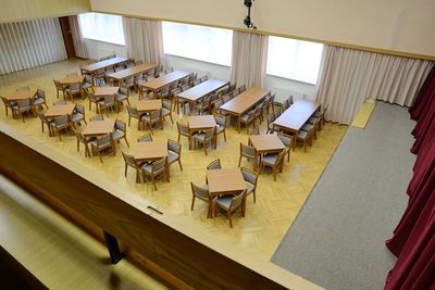 Stohovatelné čalouněné židle a stoly do kulturního domu