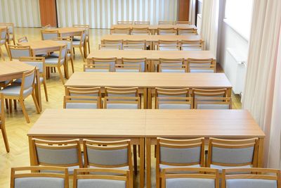 Stohovatelné čalouněné židle a stoly do kulturního domu