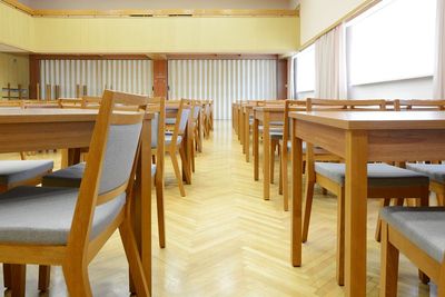 Stohovatelné čalouněné židle a stoly do kulturního domu