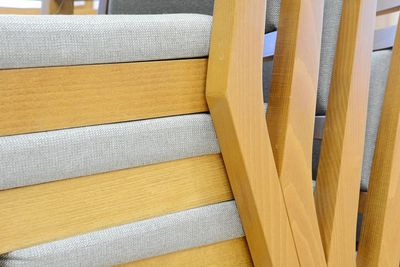 Stohovatelné čalouněné židle a stoly do kulturního domu