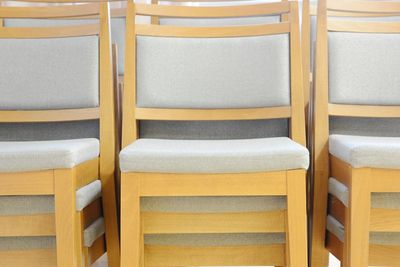 Stohovatelné čalouněné židle a stoly do kulturního domu