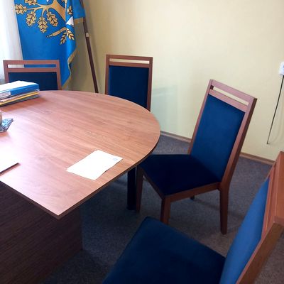 Dřevěné židle do obřadních místností a kanceláří