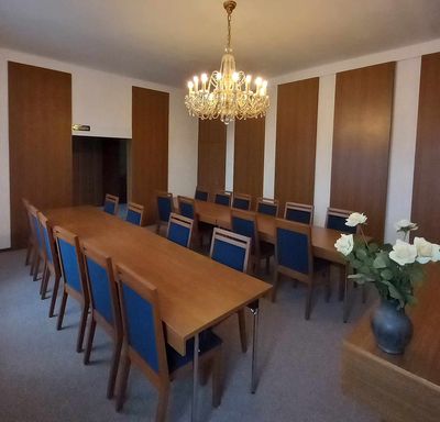 Dřevěné židle do obřadních místností a kanceláří