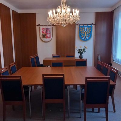 Dřevěné židle do obřadních místností a kanceláří