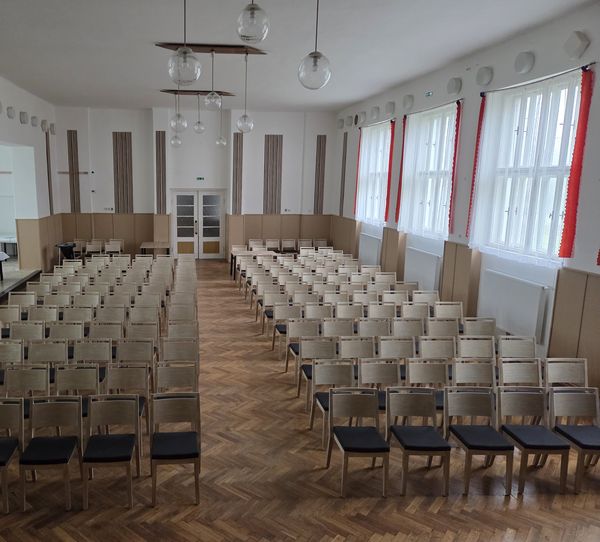 Dřevěné židle pro kulturní domy