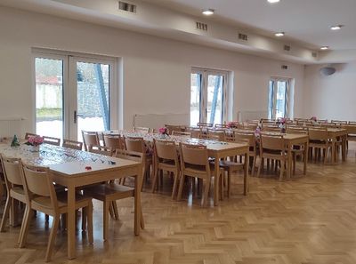 Židle a stoly do kulturního domu