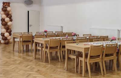 Židle a stoly do kulturního domu