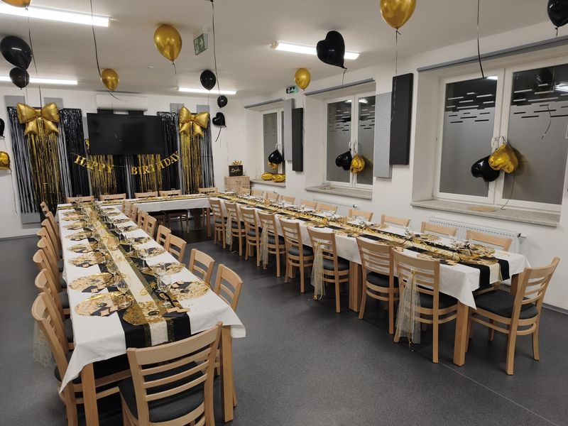 Židle a stoly do kulturního domu v obci Služovice