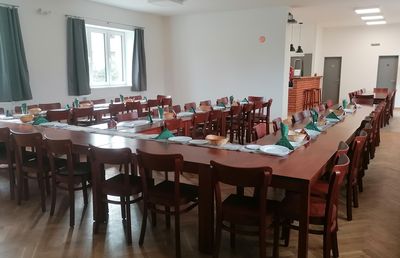 Dřevěné židle a stoly do kulturního domu