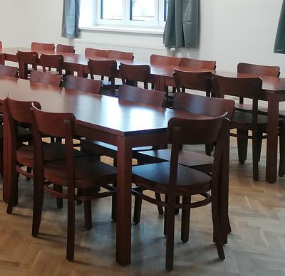 Dřevěné židle a stoly do kulturního domu