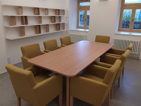 Stohovatelné židle a stoly pro kulturní domy 