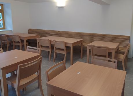 Stohovatelné židle a stoly pro kulturní domy 