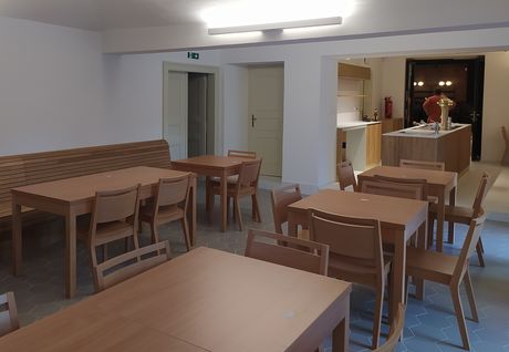 Stohovatelné židle a stoly pro kulturní domy 