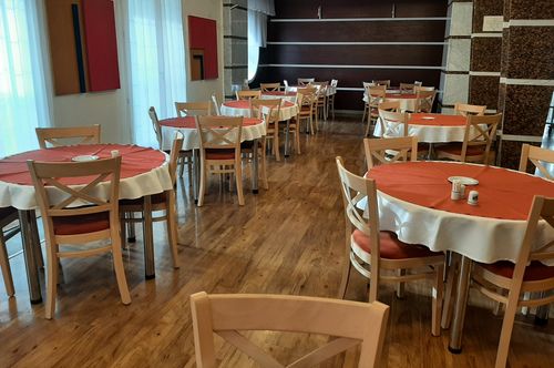 Dřevěné židle s čalouněním do restaurace