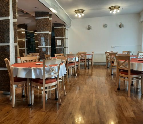 Dřevěné židle s čalouněním pro restaurace