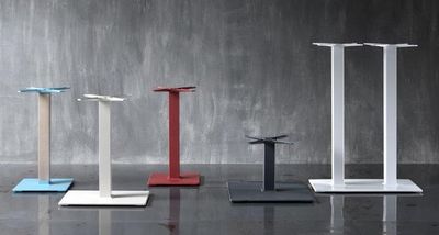 Kovové nohy stolu v různých barvách. Kovové stolové podnože v různých barvách.