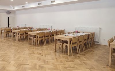 Židle a stoly do kulturního domu