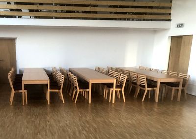 Židle a stoly do kulturního domu