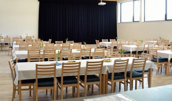 Židle a stoly pro kulturní domy