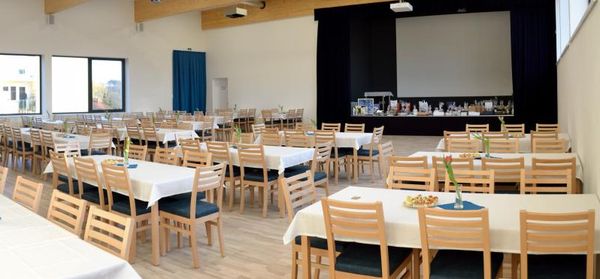 Židle a stoly pro kulturní domy