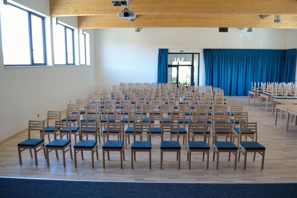 Židle a stoly pro kulturní domy