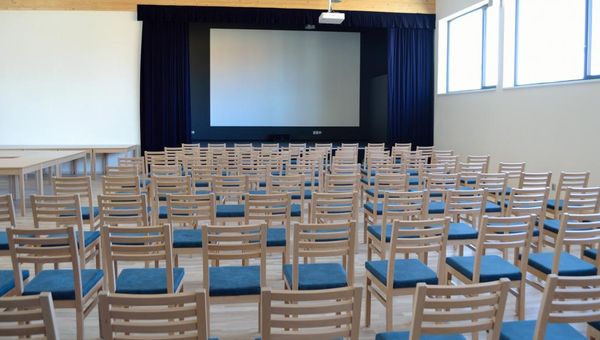 Židle a stoly pro kulturní domy